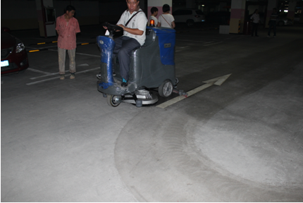 萬(wàn)盛隆技術(shù)人員在停車場(chǎng)現(xiàn)場(chǎng)培訓(xùn)